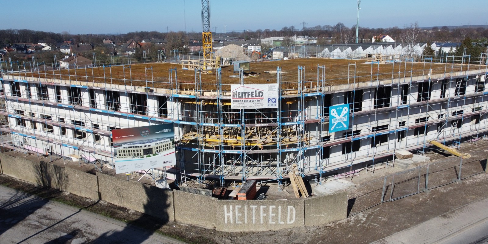 1.000 m² Thermowand, 3.700 m² Klimadecke, davon 2.700 m² LTKH Klimadecke wurden für die Konstruktion des neuen Gewerbegebäudes verwendet. Bild: Heitfeld Baugesellschaft mbH