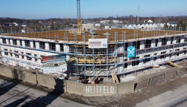 1.000 m² Thermowand, 3.700 m² Klimadecke, davon 2.700 m² LTKH Klimadecke wurden für die Konstruktion des neuen Gewerbegebäudes verwendet. Bild: Heitfeld Baugesellschaft mbH