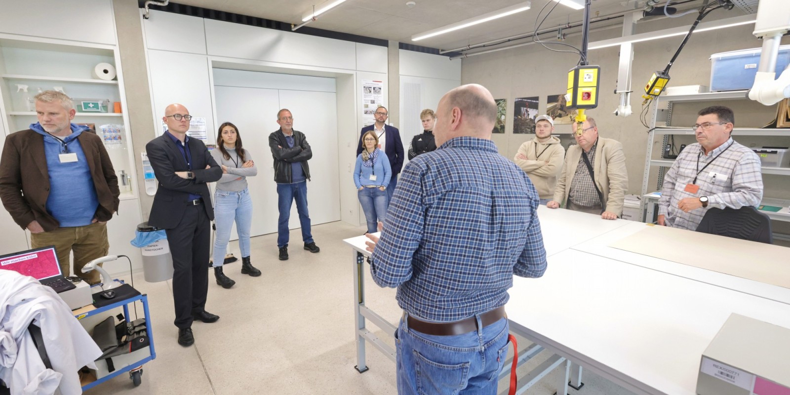 Bei der Führung durch die Werkstatt des Kölner Stadtarchivs