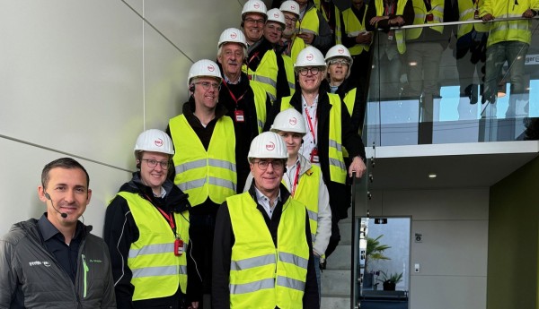 Zum Auftakt der Mitgliederversammlung führte Geschäftsführer Jörg Rinninger die Syspro-Mitglieder durch sein Betonwerk. Foto: Betonwerk Hans Rinninger u. Sohn