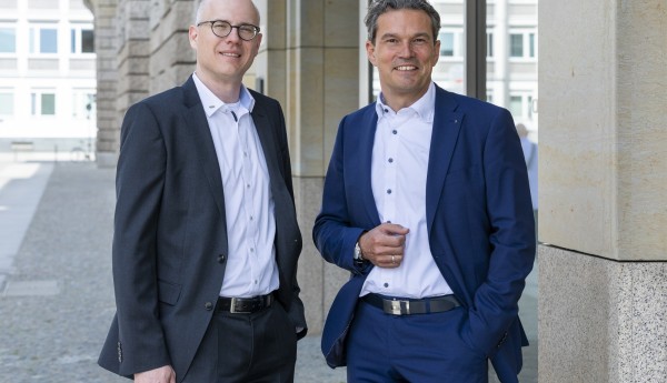 Matthias Schurig (re.), Vorstand des Syspro-Gruppe Betonbauteile e.V. und Geschäftsführer im Betonwerk Oschatz und Dr.-Ing. Thomas Kranzler, Geschäftsführer der Syspro.